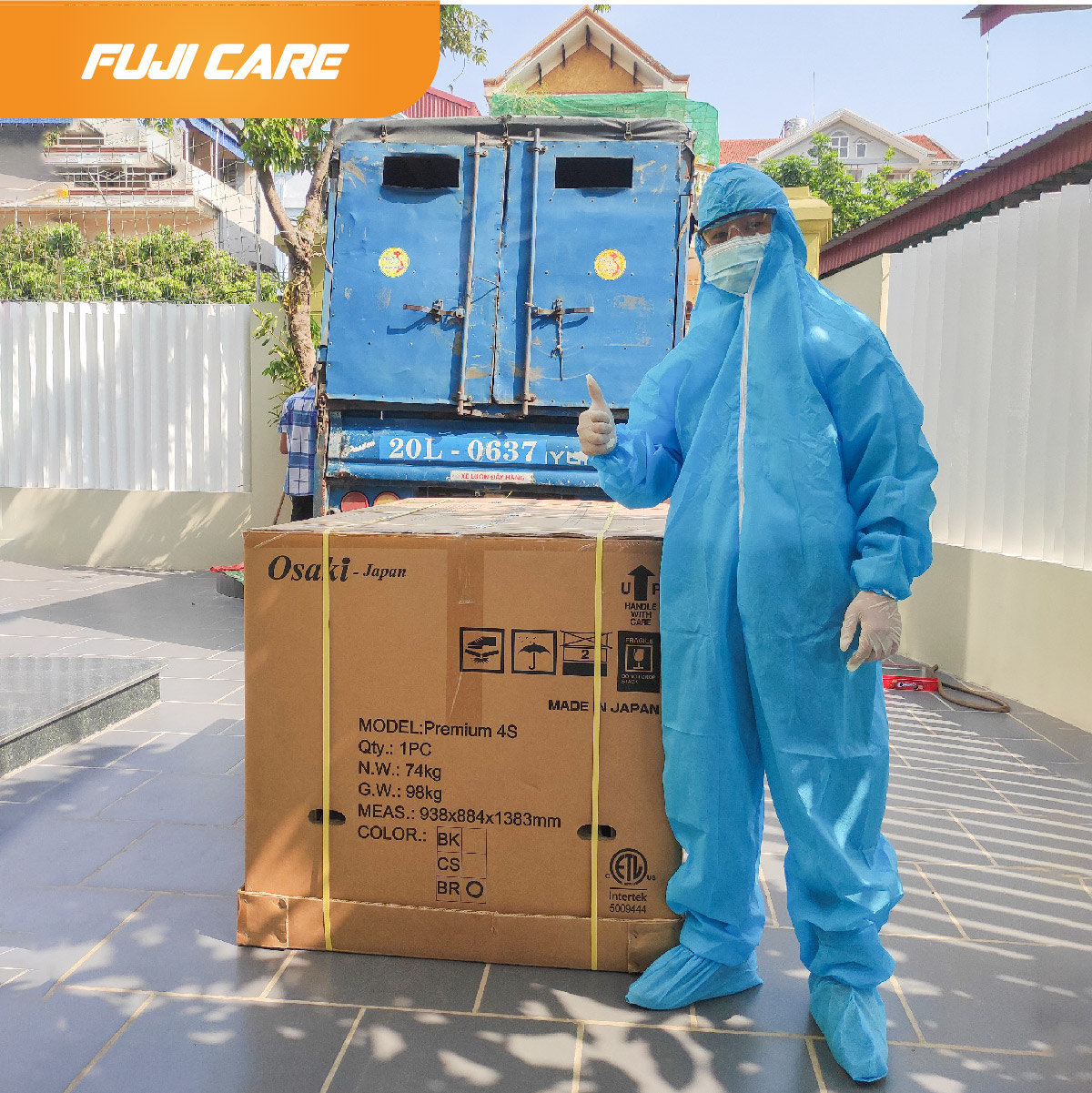 Nhân viên Fuji Care giao hàng đảm bảo an toàn phòng chống dịch